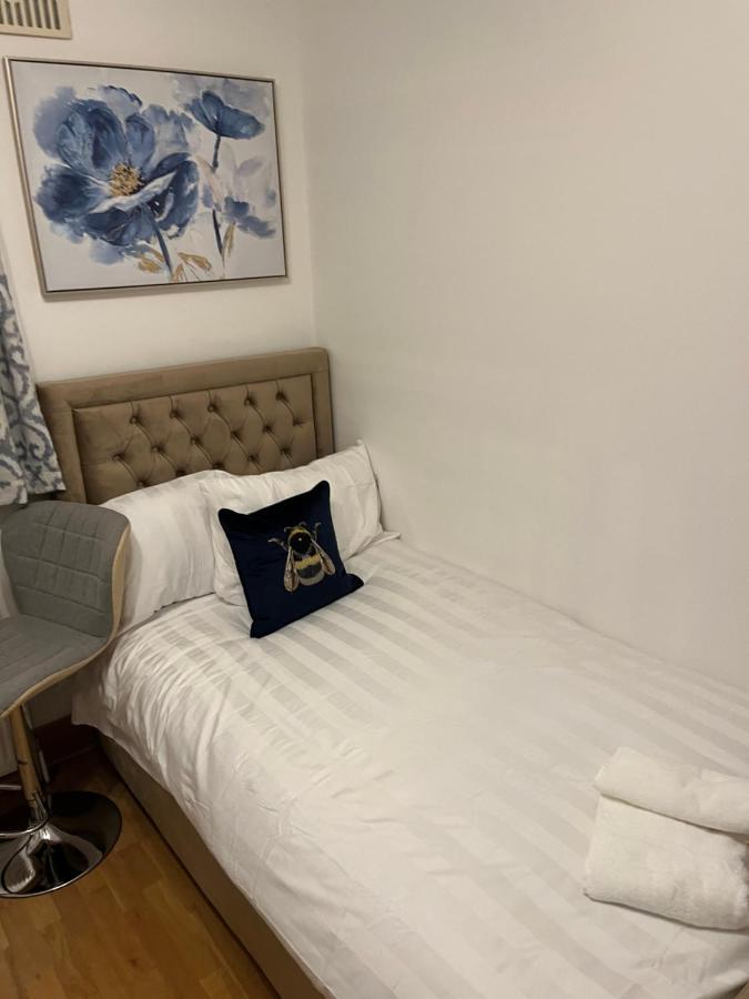 Tj Homes - Double Room With Single Bed - 3 Min To Tube Station - London Райслип Экстерьер фото